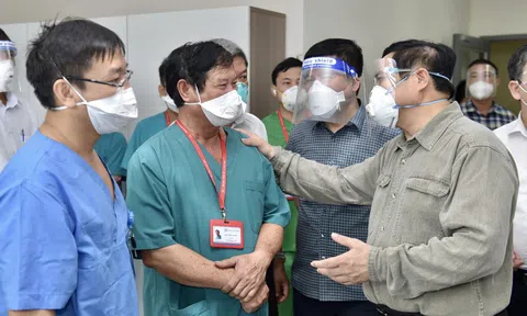 Thủ tướng Phạm Minh Chính kiểm tra, chỉ đạo, động viên công tác chống dịch tại Bình Dương