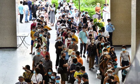 Dòng người chen chúc ở tàu trên cao Cát Linh - Hà Đông