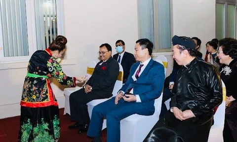 Nghệ nhân Hiền Ngân trình diễn hầu đồng tại lễ kỷ niệm thiết lập ngoại giao quan hệ Việt Nam - Ấn Độ