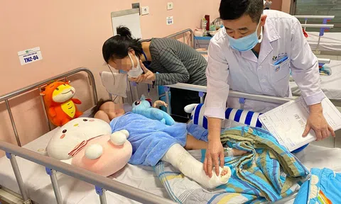 Bé gái rơi từ tầng 12A xuống đất đã hồi phục tích cực