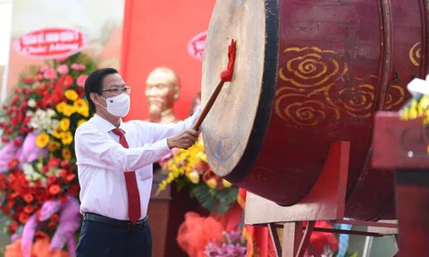 Video: Chủ tịch UBND TP.HCM Phan Văn Mãi đánh hồi trống khai giảng 'năm học lịch sử' 2021 - 2022