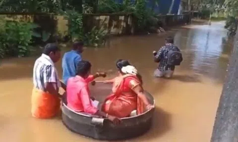 Độc đáo: Cô dâu, chú rể vượt lũ bằng chiếc “nồi nấu ăn” gây sốt cộng đồng mạng