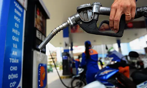 Doanh nghiệp vận tải điêu đứng vì giá xăng tăng sốc