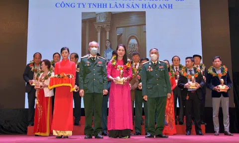 Á hậu Hồng Nhung được trao tặng tượng Hồ Chủ Tịch và vinh danh “Doanh nhân làm theo lời Bác”