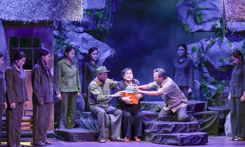 Vở kịch “Ngày ấy Cổng Trời”, do NSND Trịnh Kim Chi đạo diễn sẽ được  công diễn ngày 24 và 25/4 tại Nhà hát Cải lương Trần Hữu Trang