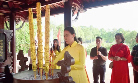 Hoa hậu Nguyễn Ngọc Hiếu đồng hành cùng Học Viện Chính Trị Quốc Gia Hồ Chí Minh tri ân anh hùng liệt sĩ kỷ niệm 50 năm giải phóng miền Nam