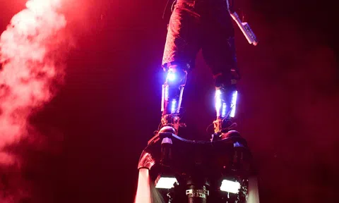 Nổi bật với hoạt động trình diễn Flyboard kết hợp pháo hoa mãn nhãn tại cuộc thi nhan sắc Hoa hậu Doanh nhân Du lịch Thế giới 2025