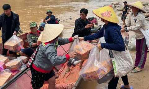 Nghệ An, Điện Biên, Sơn La: Hoa hậu Nguyễn Ngọc Hiếu: 'ngọn đèn tử tế' hướng về bà con miền lũ
