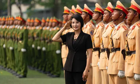 Doanh nhân Trần Thị Lan – Giám đốc Công ty Cổ phần Thương mại Cung ứng Nhân lực Việt – Hàn thăm hỏi, trao quà cho lực lượng A80 Bộ Công An
