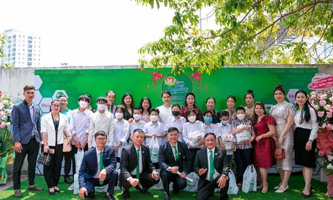 Nhiều đơn vị tài trợ quà cho trẻ em nghèo trong ngày ra mắt trụ sở chính tập đoàn Vilco Group